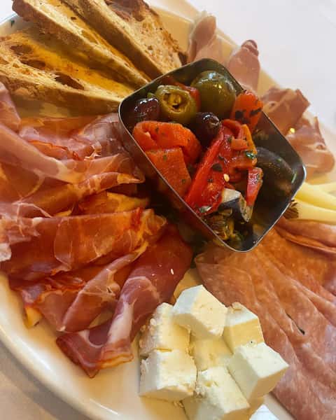Who doesn’t love a charcuterie plate?? Join us for a glass of vino and bring a friend to share this antipasto platter filled with prosciutto, salami, capicola, feta, manchego & Asiago crostini

🍷🍷🍷🍷🍷
