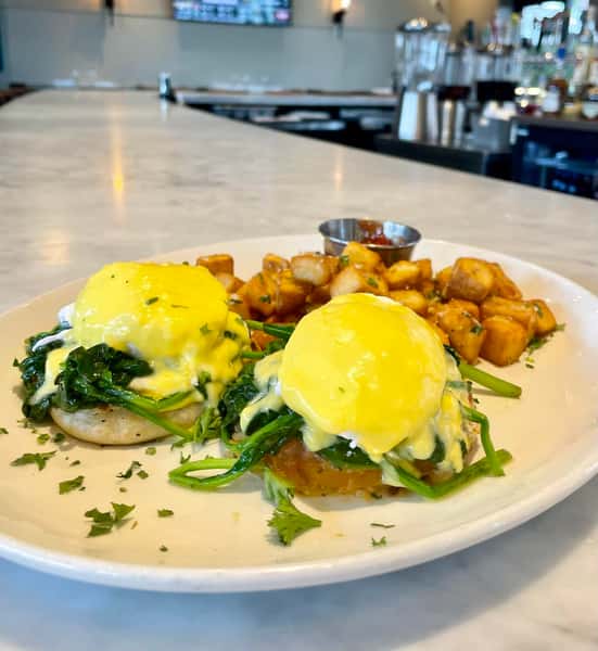 Who needs eggs benedict when you can have eggs florentine?? 

english muffins, tomato, garlicky spinach and fresh mozzarella topped with poached eggs and hollandaise, served with truffled home fries 🤤🤤🤤

What a way to start the weekend!