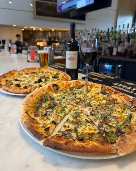 It's Friday, you're not in the mood to cook... this could be your view right now, so get in here to snag that seat at the bar while you can! 🍕🍕🍕🍕🍕🍕🍕
