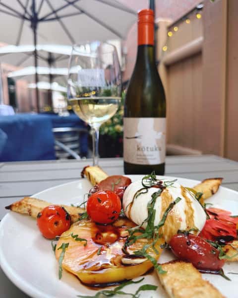 Burrata is back, baby 🍅 Indulge in summer produce, creamy cheese and crisp sauvignon blanc on our patio tonight!