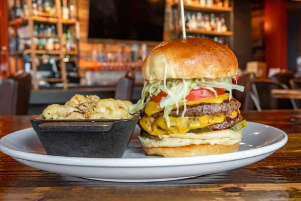 hamburger with mac and cheese