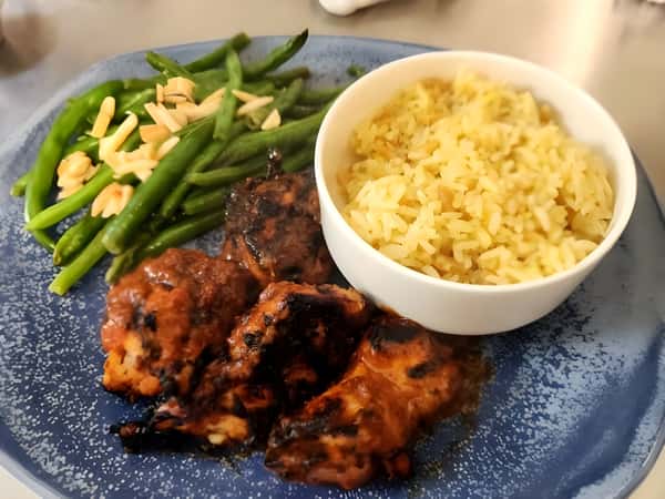 Grilled chicken with mac and cheese and aspargus