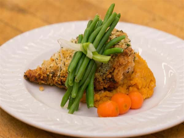 chicken breast served with green beans, tomatoes and pureed vegetables