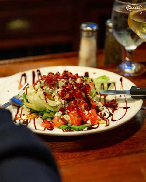 Crisp, creamy, crunchy, bacon-y perfection. 😍🥬
.
.
.
.
.
#wedgesalad #oscardelicious #oscarexperience #southerncuisine