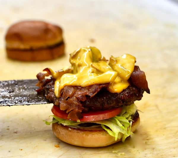 bacon cheeseburger with lettuce and tomato