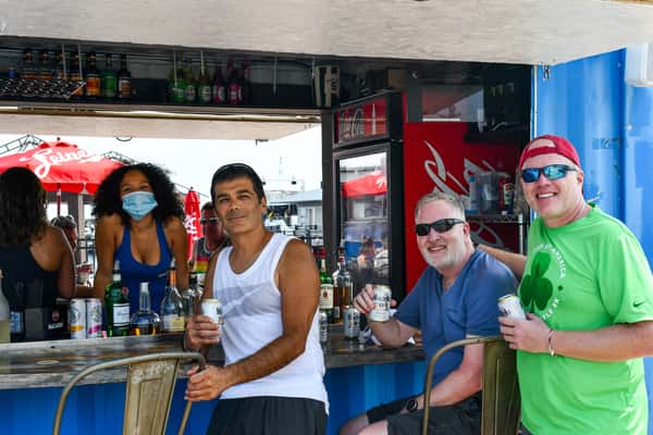 Lifestyle 14-Employees and Customers
