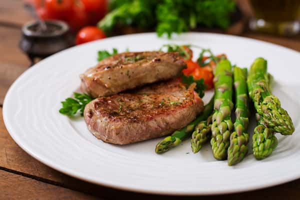 Grilled beef with asparagus