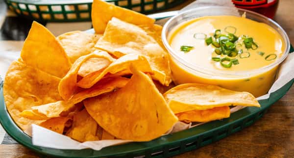 SMALL CHEESE SAUCE AND CHIPS