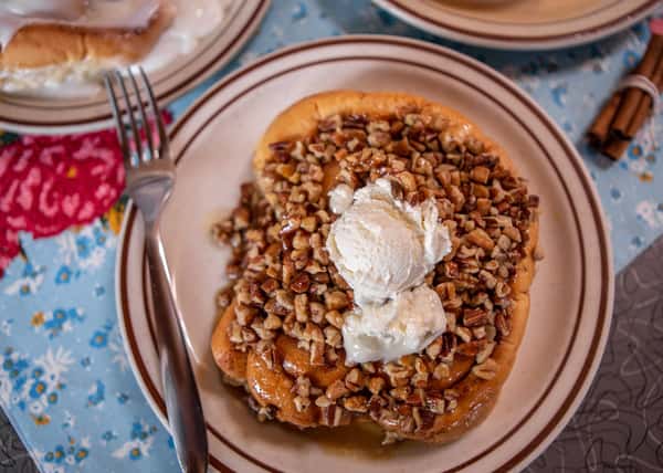 Soft, sweet, and full of cozy flavor, Pecan Roll is the kind of treat that makes you want to slow down and savor every bite 🤎🥐 A warm, comforting pick for anyone craving something classic and satisfying at Aunt Alice's Kitchen. #AuntAlicesKitchen #PecanRoll #BreakfastFavorites