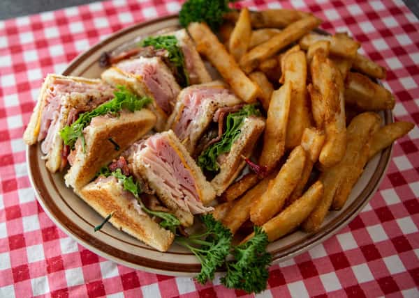 Triple Club is stacked just right with ham, turkey, bacon, cheese, lettuce, and tomato on 3 slices of toasted bread for that classic, craveable bite 🥪✨ Stop in and dig into a sandwich that brings plenty to the table. #AuntAlicesKitchen #TripleClub #LunchTime #AmericanCuisine