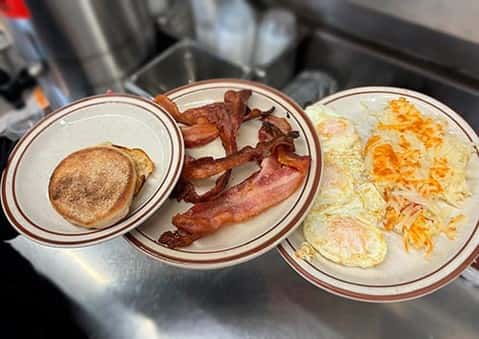 Come hungry and leave happy with the Hungry Man Breakfast at Aunt Alice's Kitchen 🍳 Three eggs, your choice of bone-in ham, bacon, or sausage, plus hashbrowns or grits to round out the plate. Stop in and dig into a breakfast that means business.

#AuntAlicesKitchen #HungryManBreakfast #BreakfastDoneRight