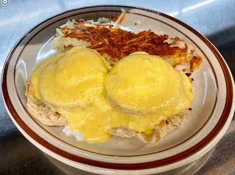 It's easy to see why Eggs Benedict is one of the most popular plates at Aunt Alice's Kitchen 🍳 With 2 eggs your choice and Canadian bacon atop a toasted English muffin, smothered with hollandaise sauce and served with hashbrowns, it's a classic favorite guests love coming back for. 😋 #AuntAlicesKitchen #EggsBenedict #BreakfastFavorites