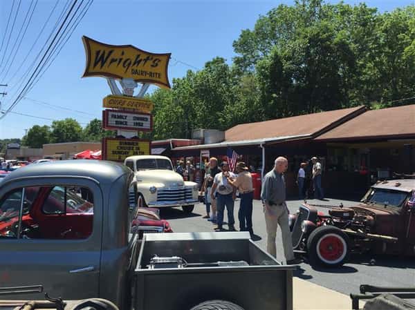 Outdoor shot of Wright's Dairy Rite with several antique cars
