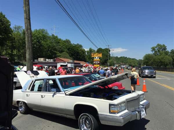 An ivory antique car outside Wright's Dairy Rite