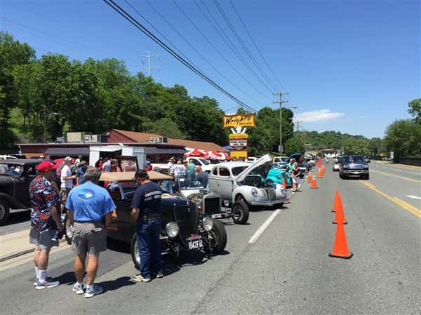 Several antique cars outside Wright's Dairy Rite