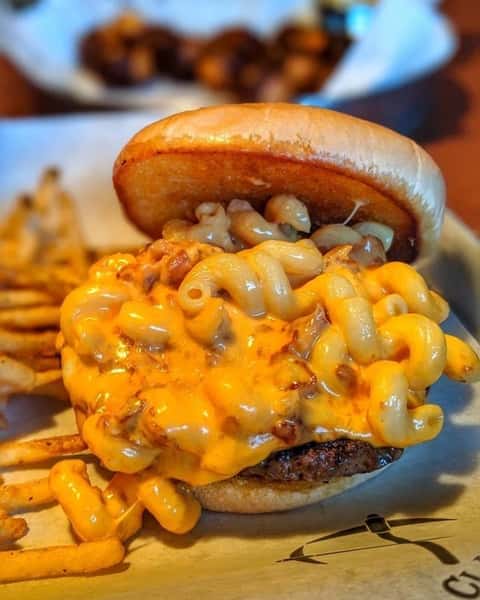 Bigger bites. Bigger flavor. That's the Claim Jumper way. 🍔