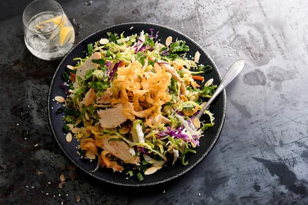 It's easy to see why Asian Grilled Chicken Salad is one of the favorites at Claim Jumper Steakhouse & Bar 🥗 Grilled chicken, crunchy noodles, almonds, sesame seeds, green onions, carrots and cilantro all come together with a sweet and spicy peanut dressing for a salad guests keep coming back for.
#ClaimJumper #AsianGrilledChickenSalad #GuestFavorite #FreshFlavor