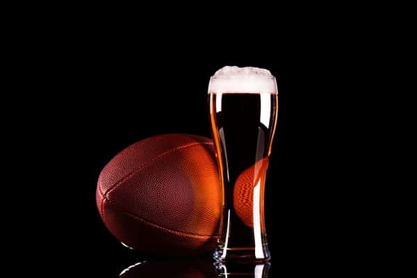 🏈 Sundays are for football at Claim Jumper San Diego Harbor! Catch the games with NFL Sunday Ticket in our bar area and enjoy Happy Hour ALL DAY every Sunday throughout football season. 🍻