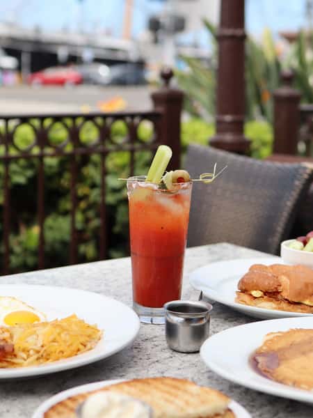 Mornings are better at Claim Jumper 🍳🥓 Especially with a Bloody Mary in hand 😉