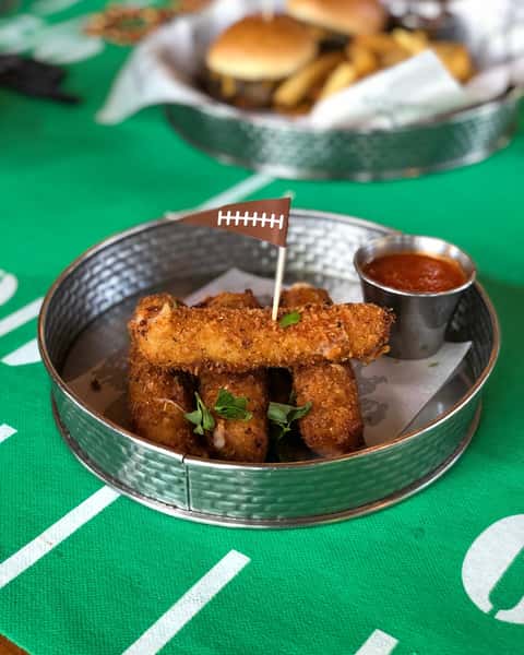 🏈 Your team. Your bar. Your game day. Catch your local football team at the Claim Jumper bar with cold drinks, great food and all the action on screen. 🍻