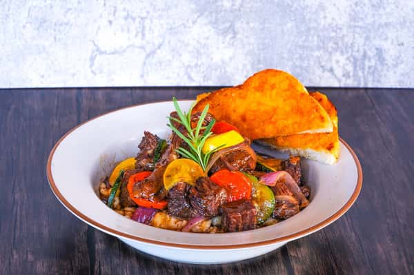 🍂 Fall favorites are back at Claim Jumper! Cozy up with our Pot Roast Dinner and all the comfort food you've been craving. 🥘