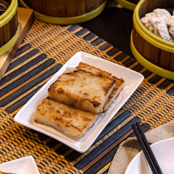 17. 臘味蘿蔔糕 Pan Fried Radish Cakes