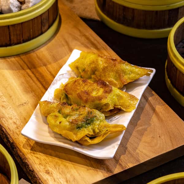 18. 香煎韭菜角 PF Chives, Shrimp & Pork Dumplings