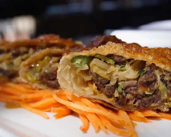 The metropolitan spring rolls with sliced meat and vegetables
