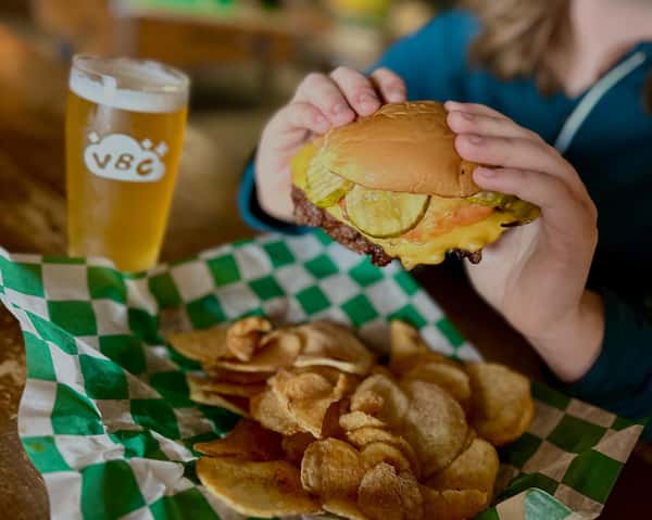 Smash Burgers 🤝 Ice Cold Beer

A better duo does not exist + we won’t change our minds.

Come hang with us til 10pm 🤙