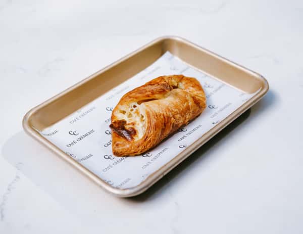 Buttery, flaky, golden perfection, filled with savory ham & Swiss for the perfect balance of rich, melty, and satisfying. 💛
.
.
.
#CaféCrèmerie #RiverNorth #FultonMarket #TheSweetLife #WomanOwned