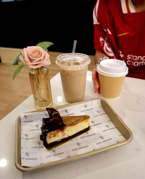 Enjoying the sweet life 💛 @ocsaahrrw
Tag us in your moments for a chance to be featured! #MeetAtTheCremerie
.
.
.
#CC #CaféCrèmerie #thesweetlife #foodieofchicago