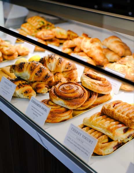 From buttery pastries and savory favorites to macarons, cakes, and gelato, Café Crèmerie has something for every craving, every time of day.
Come for your coffee. Stay for the food. Leave with a little bit of everything. 💛
.
.
.
#CaféCrèmerie #RiverNorth #FultonMarket #TheSweetLife #WomanOwned