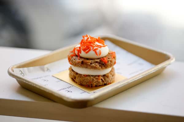 Meet the Mini Carrot Cake, soft, spiced, perfectly sweet, and ready to make your coffee break a whole lot better.
One little treat. Zero regrets. 💛
.
.
.
#CaféCrèmerie #RiverNorth #FultonMarket #TheSweetLife #WomanOwned