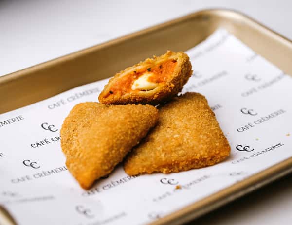Our Tomato Mozzarella Calzone is made for that moment when coffee just isn’t enough and you need something savory, cheesy, and seriously satisfying.
Perfect for a quick lunch, an afternoon bite, or ordering one for the table because sharing is optional. 💛
.
.
.
#CaféCrèmerie #RiverNorth #FultonMarket #TheSweetLife #WomanOwned