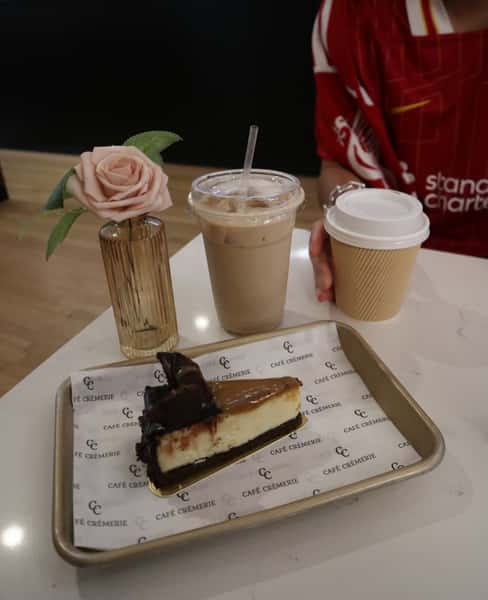 Enjoying the sweet life 💛 @ocsaahrrw
Tag us in your moments for a chance to be featured! #MeetAtTheCremerie
.
.
.
#CC #CaféCrèmerie #thesweetlife #foodieofchicago
