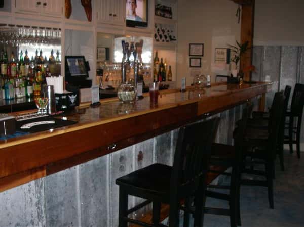 THe bar counter in the restaurant with bar stools