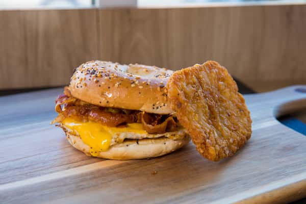 breakfast bagel with hashbrown