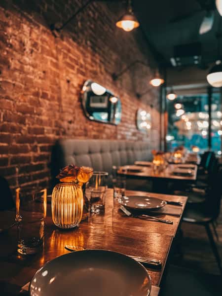 Пицца с бурратой и помидорами черри