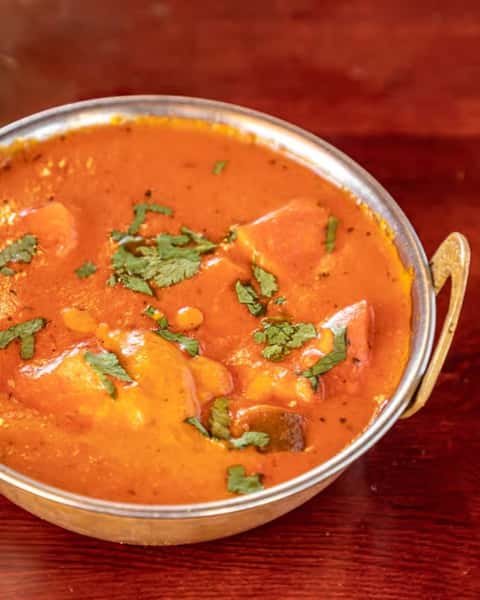 The fan favorite for a reason. 🔥
Bold spices meet creamy goodness. Try our Tikka Masala tonight and see why it's always top of the list.
Tap the link to order direct!