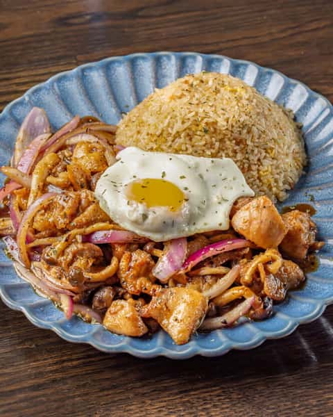 Looking for your next go to order? 👀
Our Mushroom & Chicken Rice Dish brings together tender chicken, mushrooms, fresh vegetables, and fluffy rice for a satisfying meal any day of the week.
Stop by and dine with us today! 🍚🥢