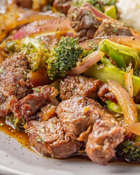 Simple, hearty, and always a solid choice. 🥩🥦
Tender beef, fresh broccoli, and savory sauce come together for a meal you'll want again and again.
Join us for lunch or dinner today! 🥢