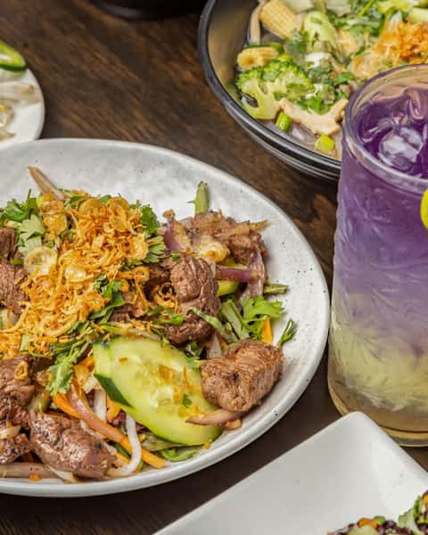Shaken Beef Salad + your favorite drink = a solid meal plan. 🥩🥗🥤
Fresh salad, tender beef, and a cool sip on the side. Pick your favorite drink and let Pho A'mie handle dinner. ✨
Order online for pickup or delivery! 🥢
