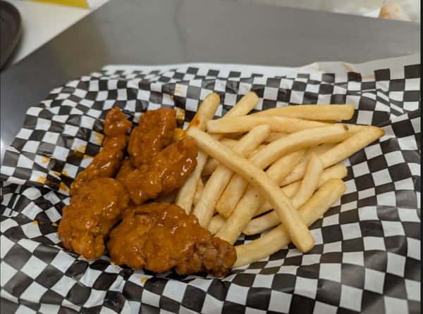 Boneless wings served with veggie sticks