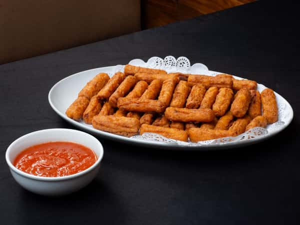 Palitos de Queso Mozarela con Salsa Marinera | Bandeja Mediana 46 pzs / Mozarella Sticks Platter with Marinara Sauce / Medium Tray 46 pcs