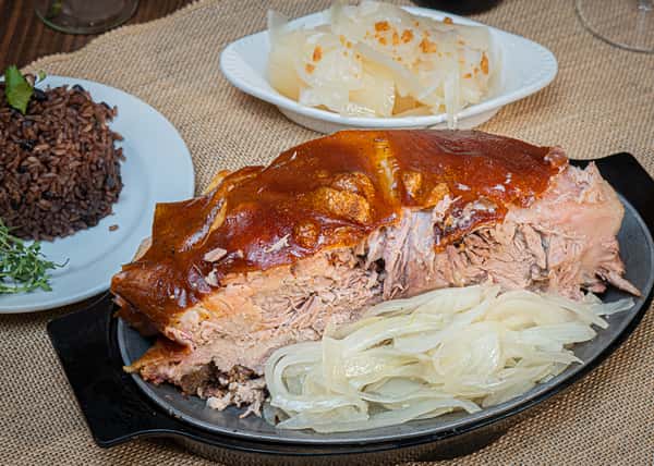 El Famoso Lechón en Nuestra Caja China / The Famous Roast Pork in Our "Caja China"