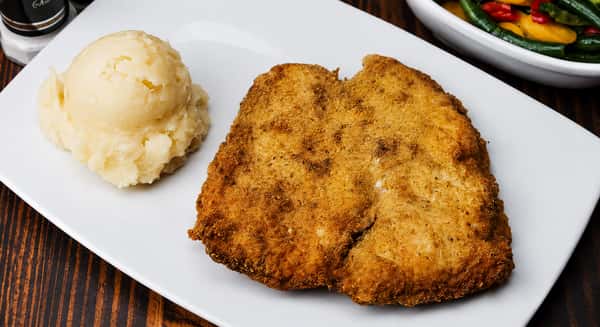 Filete de Pechuga de Pollo Empanizada / Breaded chicken breast steak.