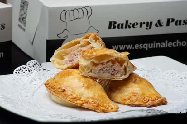 Empanadas de Jamon y Queso Argentinas Horneadas / Baked Argentine Ham and Cheese Empanadas.