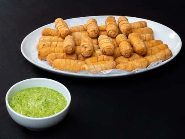 Tequeños Venezolanos con Salsa Verde 35 pzs / Venezuelan tequeños with green sauce 35 pcs
