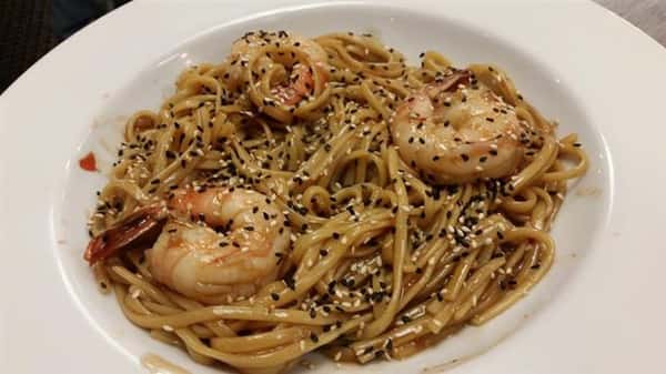 noodles shrimp and sesame seads