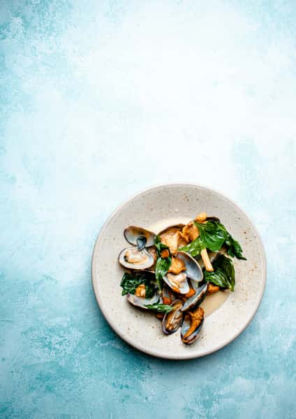 An Oysters white plate